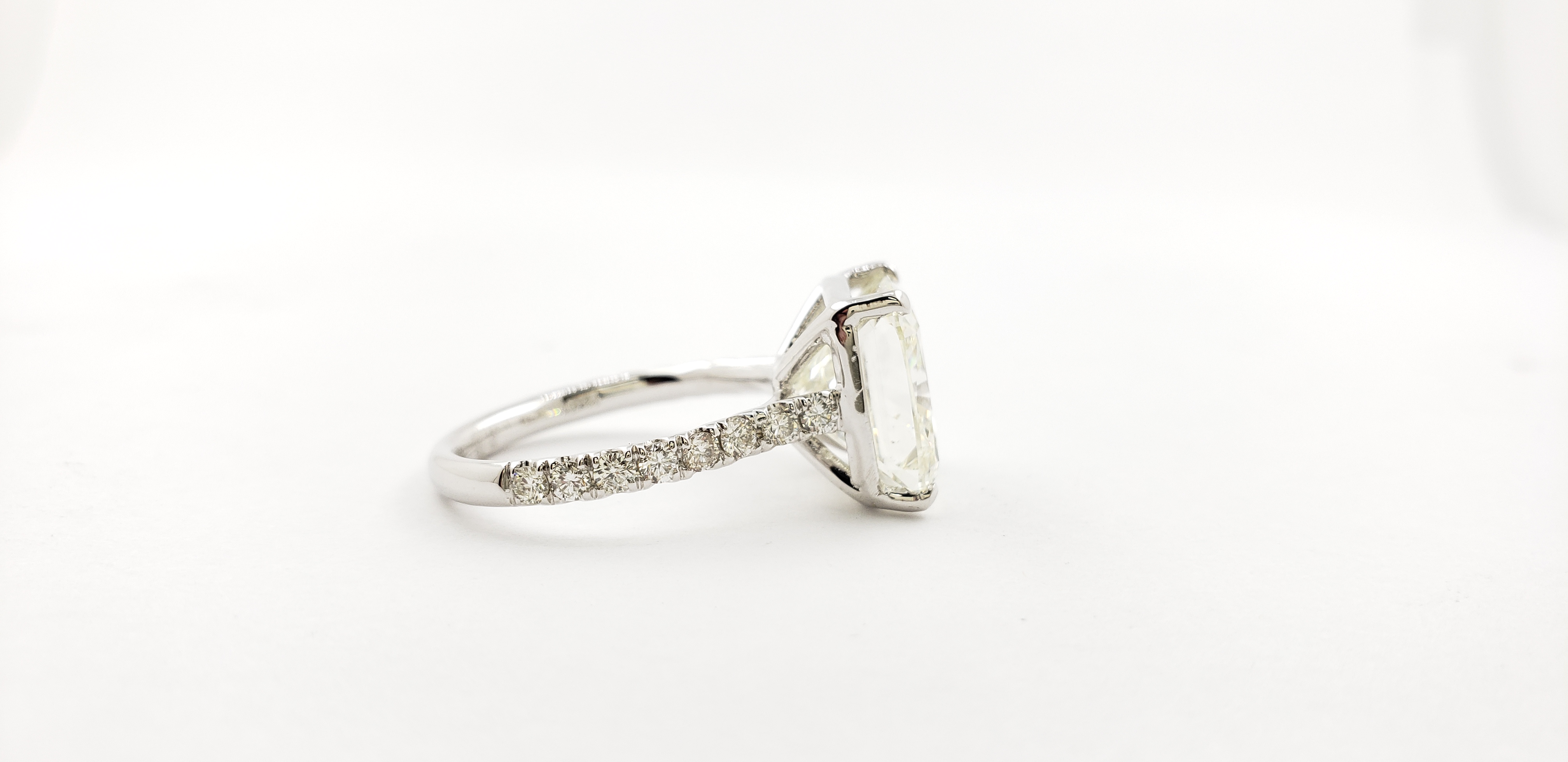 Cushion Shape Diamond ring